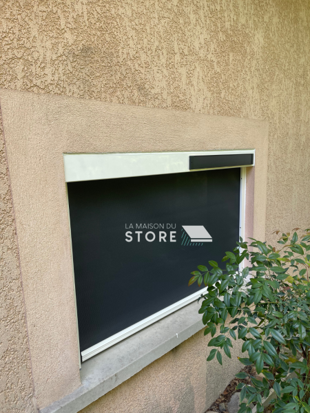 Pose d'un store ZIP solaire sur mesure à Champis 07440 proche de Valence 26000
