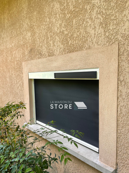 Pose d'un store ZIP solaire sur mesure à Champis