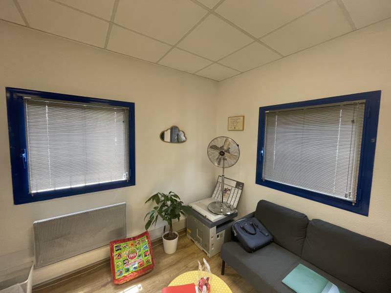 Pose de stores intérieur dans un local commercial