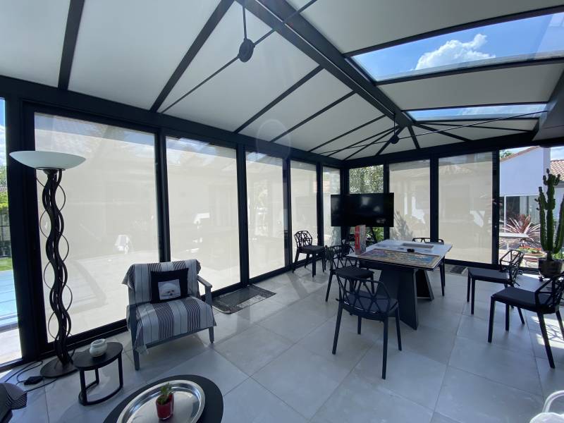 Stores Zip solaire SOMFY sur une véranda à Saint-Péray 07130