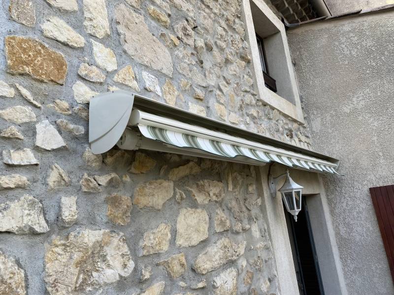 Store banne avec auvent de protection à Charmes-sur-Rhône 07800