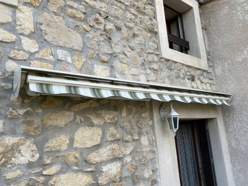 Store extérieur traditionnel avec auvent à Charmes-sur-Rhône 07800