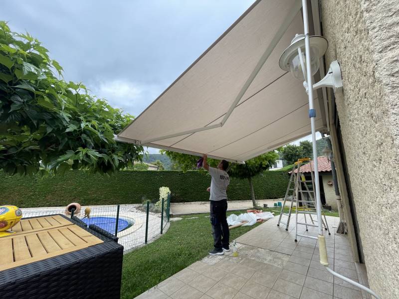 Changement de toile de store banne à Saint-Georges-les-Bains