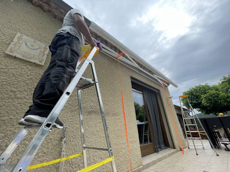 Rentoilage d'un store banne à Saint-Georges-les-Bains