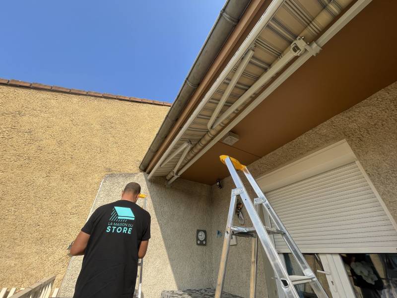 Changement de toile sur un store banne traditionnel