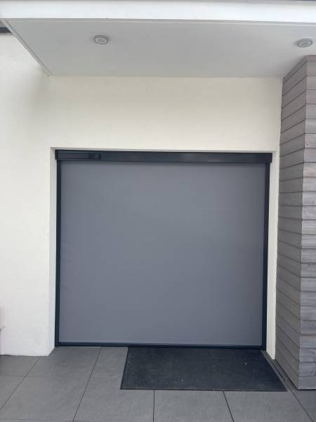 Installation store vertical ZIP à MAUVES 07300