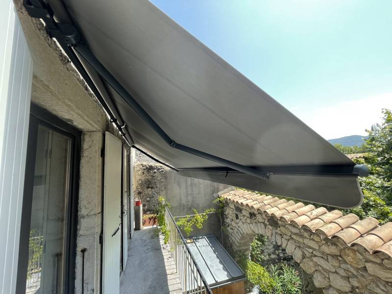 Store banne traditionnel à CHOMÉRAC 07210 proche de PRIVAS 07000