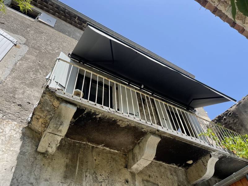 Pose d'un store banne traditionnel à CHOMÉRAC 07210 en Ardèche