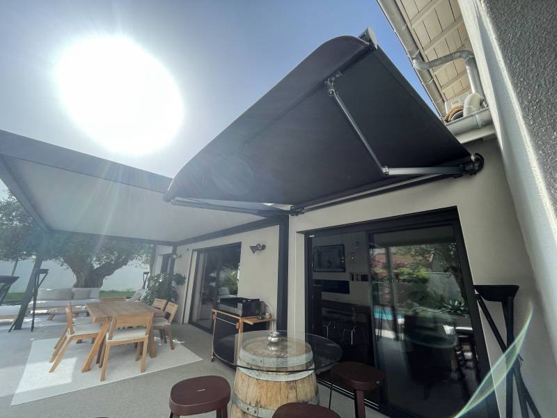 Installation d'un store banne traditionnel motorisé à Valence 26000 proche de Montélier 26120