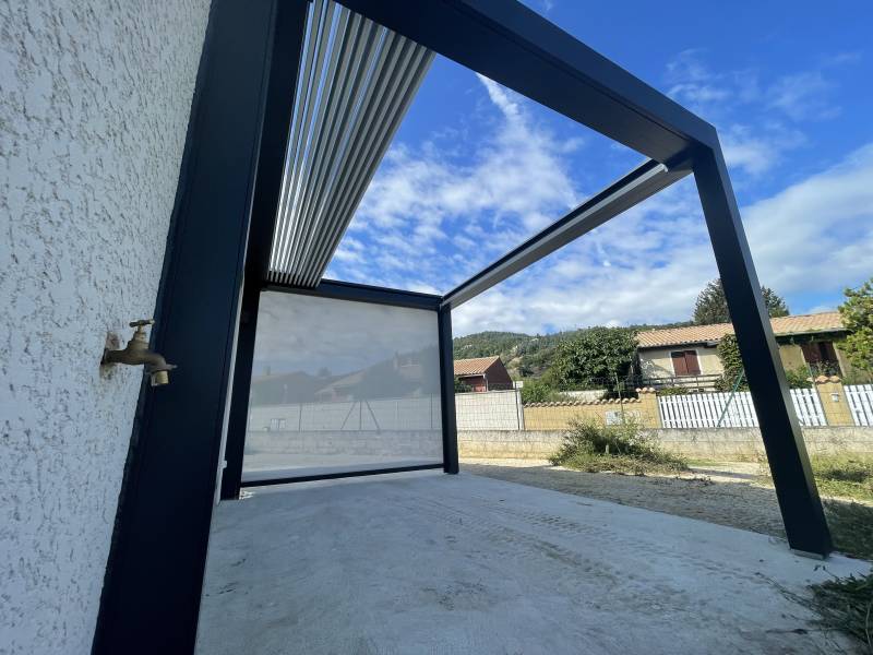 Pose d'une pergola bioclimatique rétractable adossée à la façade à Cornas 07130 proche de Valence 26000