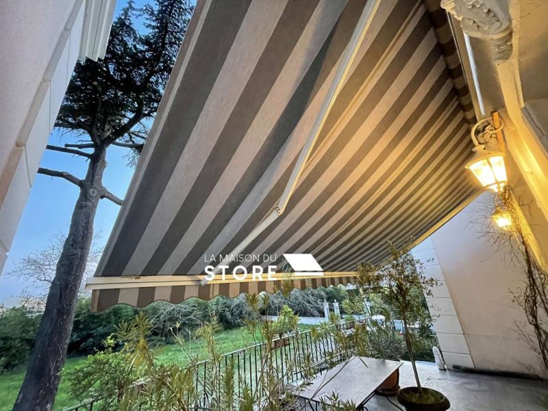Conception d'un store banne traditionnel à Guilherand Granges 07500