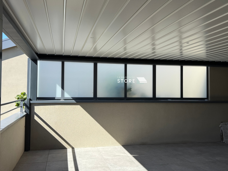 Pergola bioclimatique avec éclairage à Valence 26000