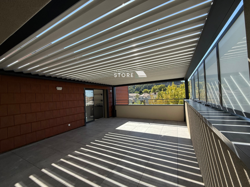 Pergola bioclimatique sur mesure en aluminium à Valence