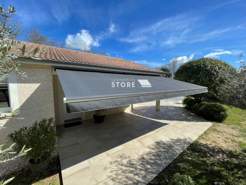 Rentoilage d'un store banne à Saint Georges Les Bains 07800