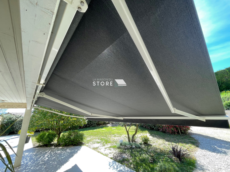 Rentoilage d'un store banne à Saint Georges Les Bains 07800 proche de Valence 26000