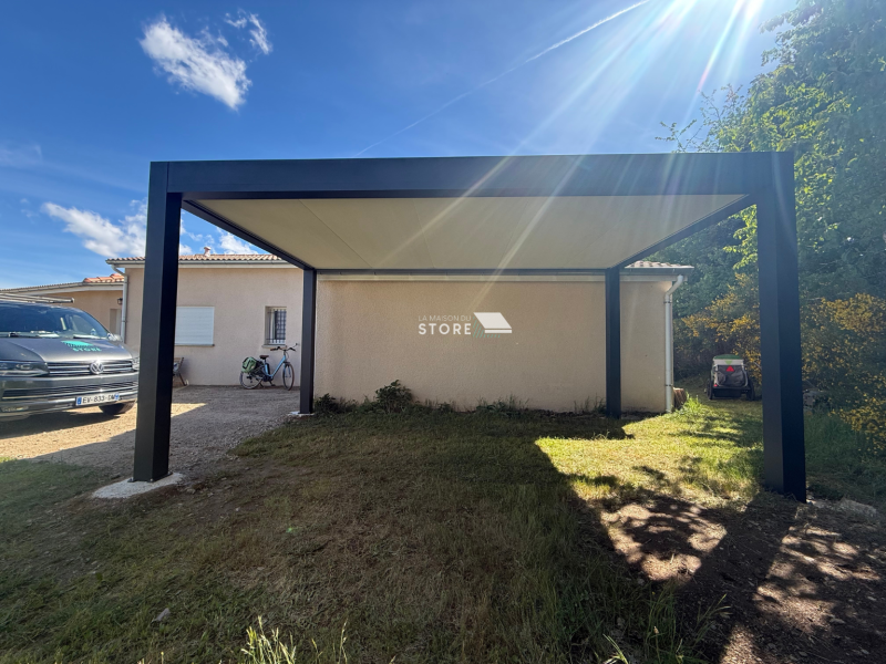 Installation d’un carport aluminium 2 poteaux avec toiture en panneaux acier galvanisé à Alboussière en Ardèche