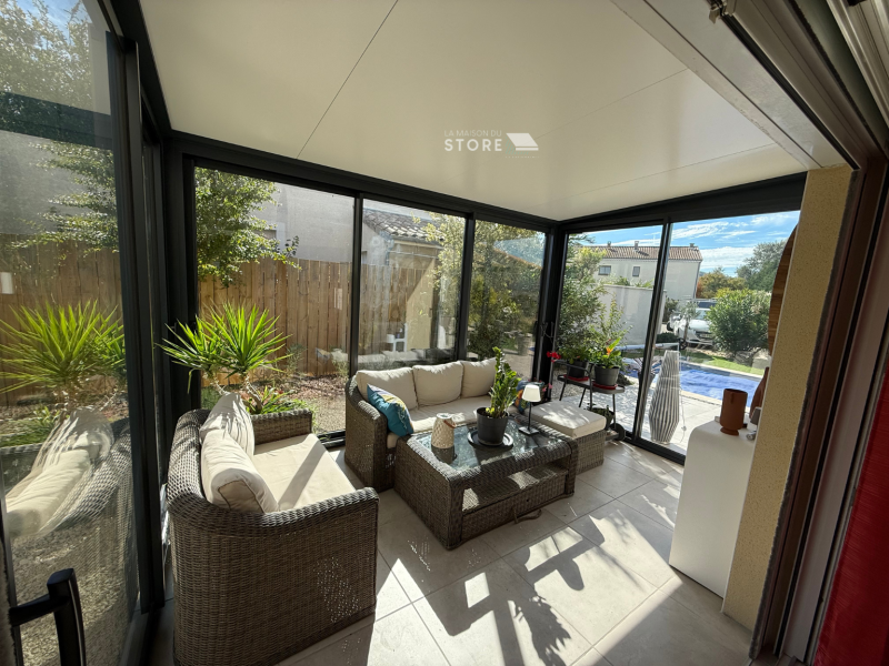 Installation d’un jardin d’hiver à toiture fixe isolante 55 mm en aluminium extrudé avec évacuation intégrée et coulissants aluminium à Espeluche (26780) proche de Valence 26000