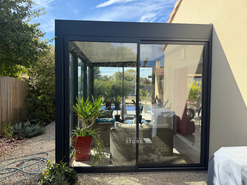 Installation d’un jardin d’hiver à toiture fixe isolante 55 mm en aluminium extrudé avec évacuation intégrée et coulissants aluminium à Espeluche (26780) proche de Valence 26000