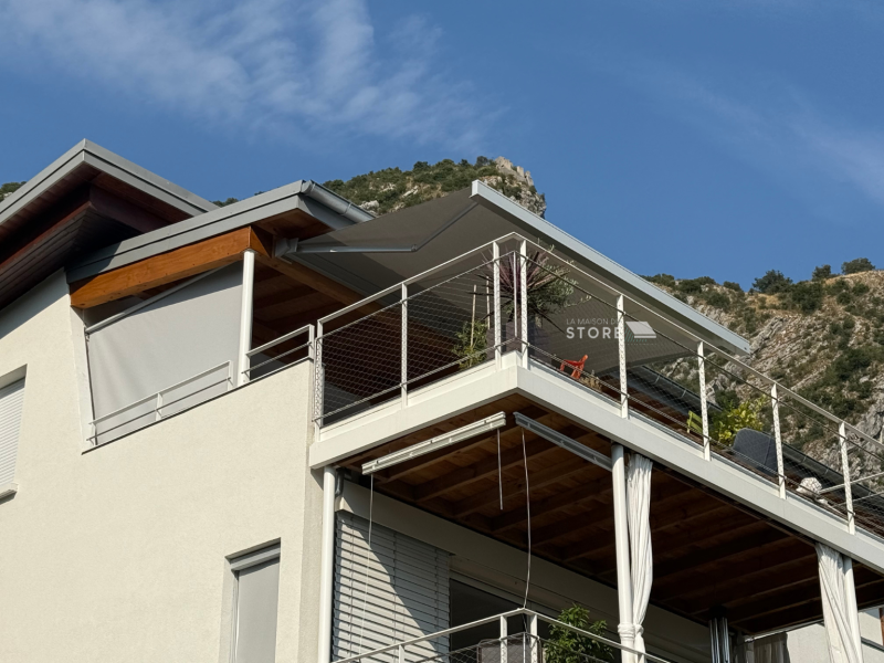 Installation d’un store banne coffre QUBICA LIGHT et bannette verticale avec toile Soltis 92 – Protection solaire design à Saint-Martin-le-Vinoux (38950)