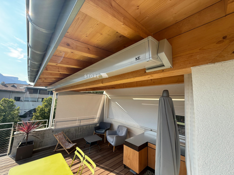 Installation d’un store banne coffre QUBICA LIGHT et bannette verticale avec toile Soltis 92 – Protection solaire design à Saint-Martin-le-Vinoux (38950)