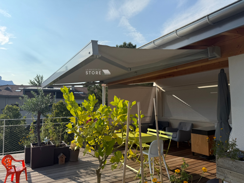 Installation d’un store banne coffre QUBICA LIGHT et bannette verticale avec toile Soltis 92 – Protection solaire design à Saint-Martin-le-Vinoux (38950)