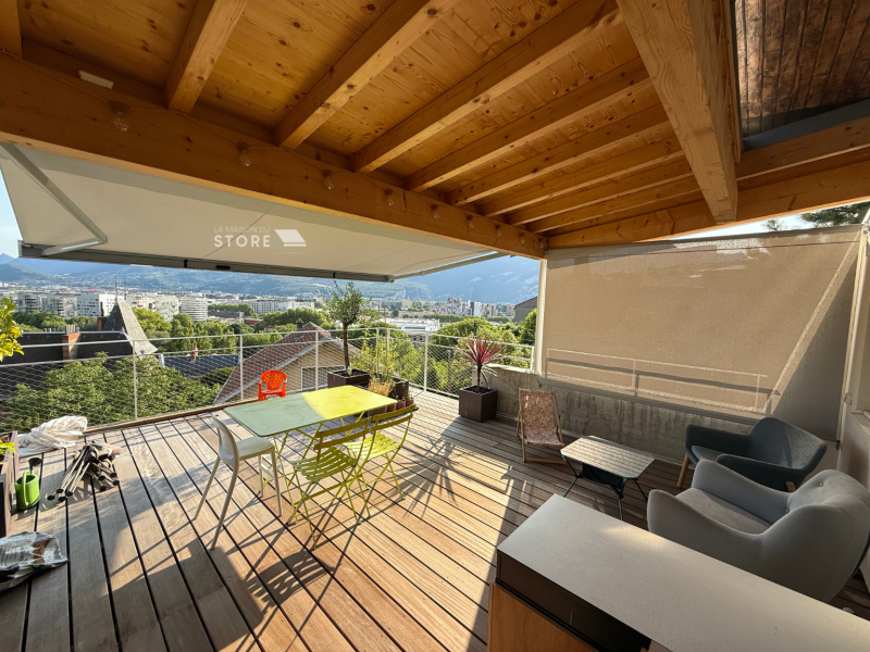 Installation d’un store banne coffre QUBICA LIGHT et bannette verticale avec toile Soltis 92 – Protection solaire design à Saint-Martin-le-Vinoux (38950)