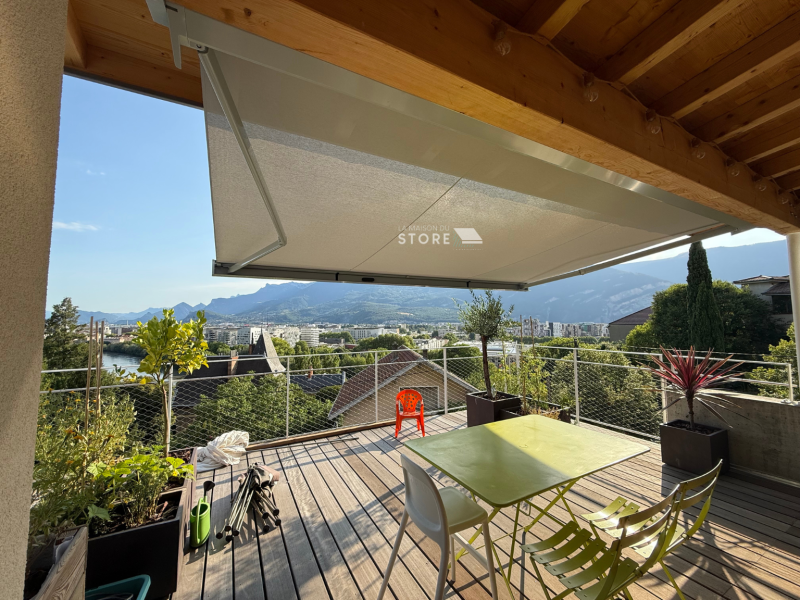 Installation d’un store banne coffre QUBICA LIGHT et bannette verticale avec toile Soltis 92 – Protection solaire design à Saint-Martin-le-Vinoux (38950)