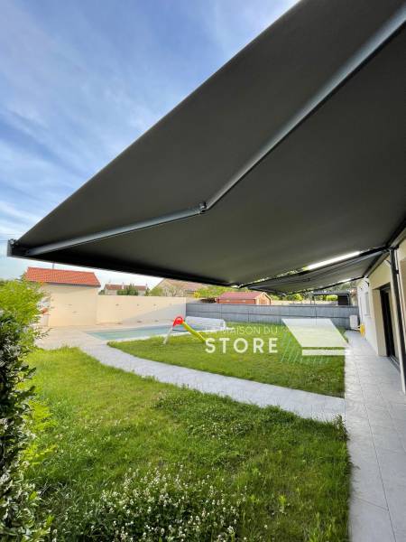 Mise en place de deux stores bannes coffre motorisés à Romans-sur-Isère (26281) proche de Bourg-de-Péage (26300)