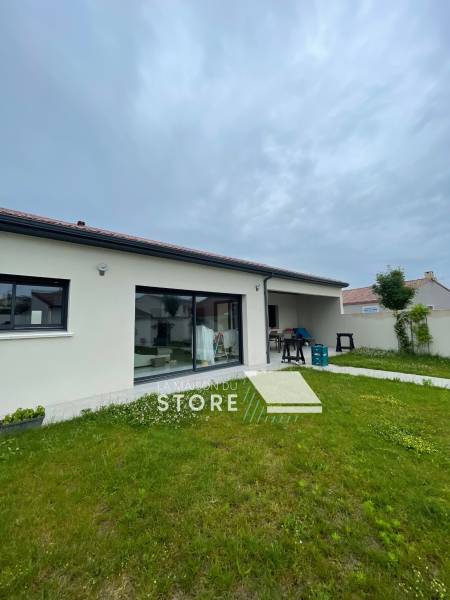 Installation de deux stores bannes coffre motorisés à Romans-sur-Isère (26281) proche de Bourg-de-Péage (26300)