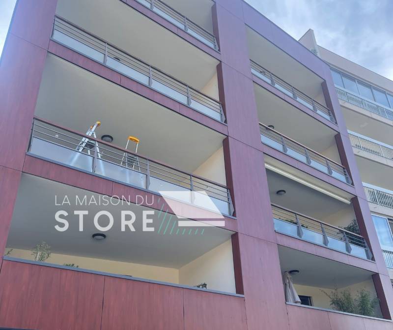 Installation d'un store banne coffre en aluminium à Valence 26000 proche de Bourg-lès-Valence 26500
