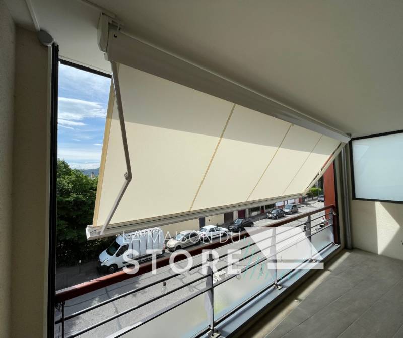 Store banne coffre en aluminium motorisé à Valence 26000 proche de Bourg-lès-Valence 26500