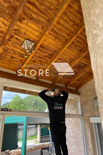 Pose de store anti chaleur à bandes verticales à Saint-Péray 07130 proche de Valence 26000