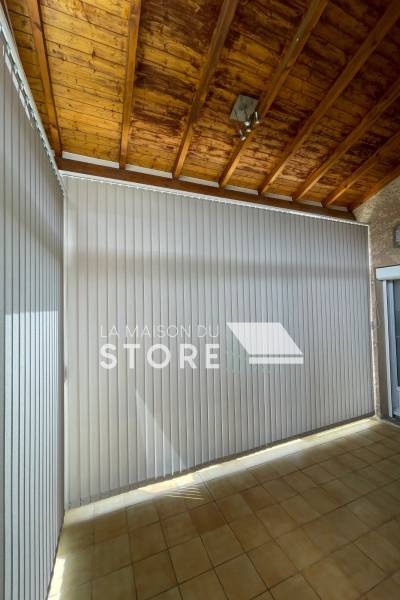 Installation de stores intérieurs anti chaleur à bandes verticales sur mesure à Saint-Péray 07130 près de Valence 26000
