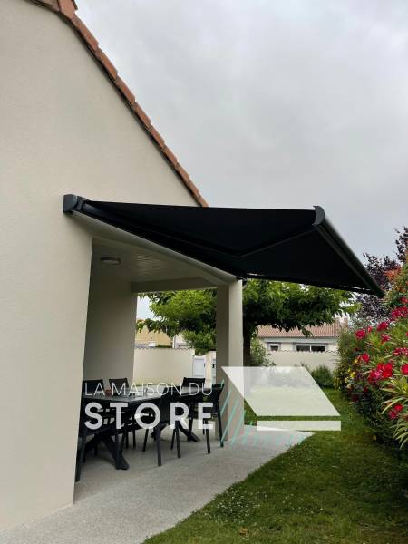 Store banne coffre sur mesure motorisé, déployé à Portes-lès-Valence (26800), proche de Valence (26000)