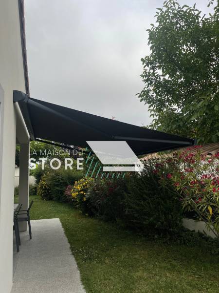 Installation d'un store banne coffre motorisé sur mesure pour vos extérieurs à Portes-lès-Valence 26800