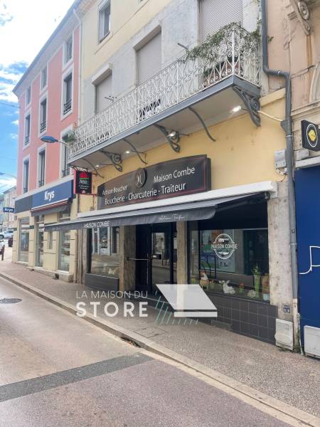 Pose d'un store banne avec lambrequin dans un établissement situé à Saint-Péray (07130), proche de Guilherand-Granges (07500)