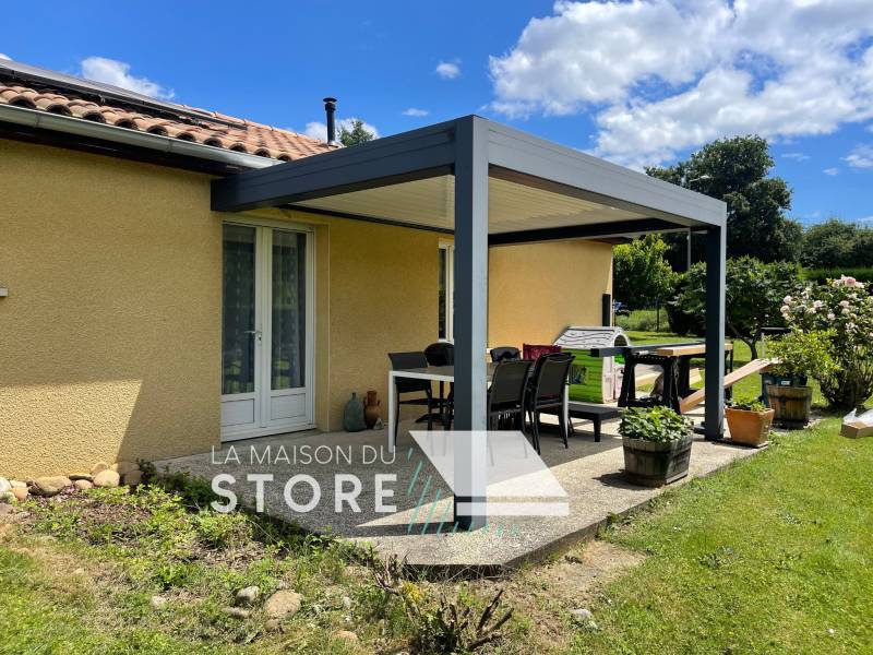 Installation des stores ZIP motorisés solaires sur une pergola à Moras-en-Valloire (26210) proche de Saint-Vallier (26240)