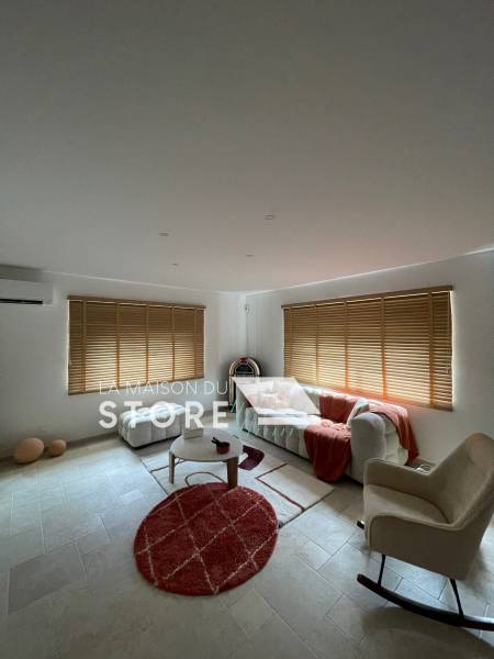 Pose de stores intérieurs vénitiens en bois, sur mesure sur vos fenêtres à Toulaud (07130) proche de Saint-Péray (07130) dans l'Ardèche