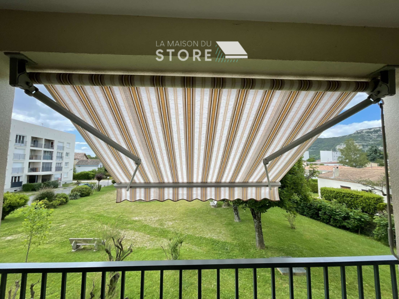 Rentoilage d'un store banne à Guilherand Granges 07500 proche de Valence 26000