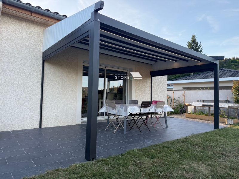 Pergola à toile rétractable haut de gamme avec stores zip motorisés – installation à Lamastre (07270) par La Maison du Store