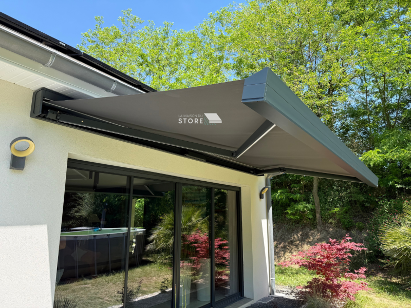 Installation d’un store banne coffre Qubica Plumb KE France avec bras LED et motorisation Somfy IO à Arthémonay dans la Drôme