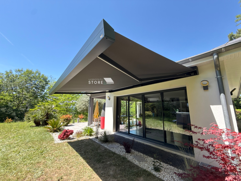 Installation d’un store banne coffre Qubica Plumb KE France avec bras LED et motorisation Somfy IO à Arthémonay dans la Drôme