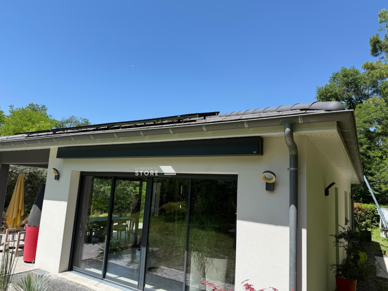 Installation d’un store banne coffre Qubica Plumb KE France avec bras LED et motorisation Somfy IO à Arthémonay dans la Drôme