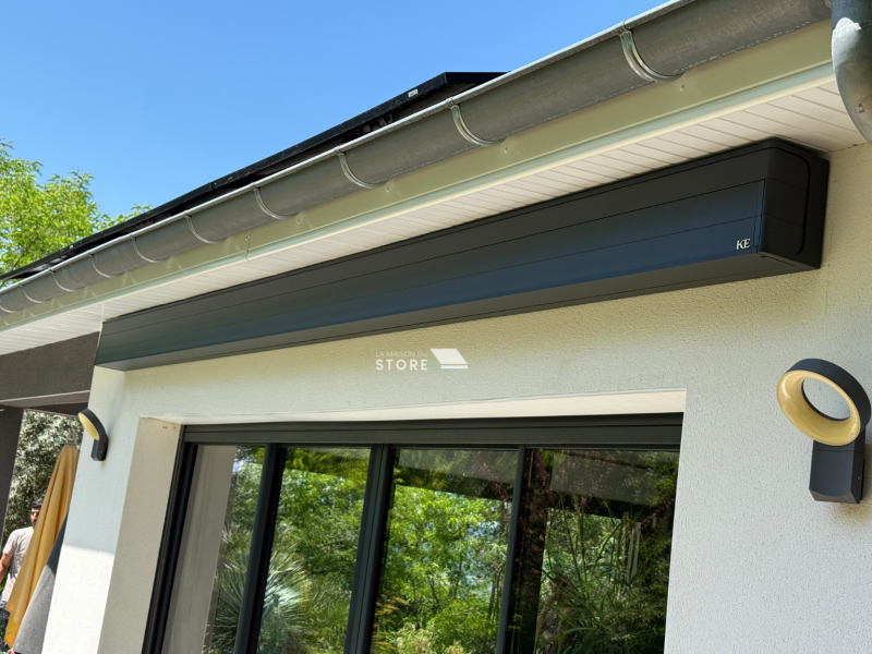 Installation d’un store banne coffre Qubica Plumb KE France avec bras LED et motorisation Somfy IO à Arthémonay dans la Drôme