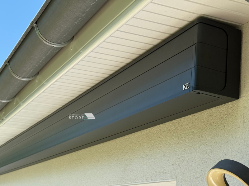 Installation d’un store banne coffre Qubica Plumb KE France avec bras LED et motorisation Somfy IO à Arthémonay dans la Drôme
