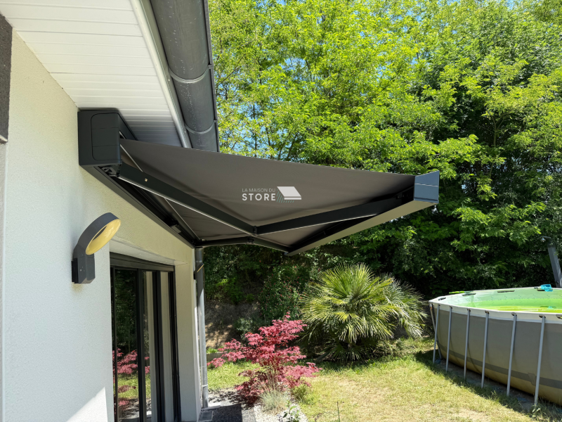 Installation d’un store banne coffre Qubica Plumb KE France avec bras LED et motorisation Somfy IO à Arthémonay dans la Drôme