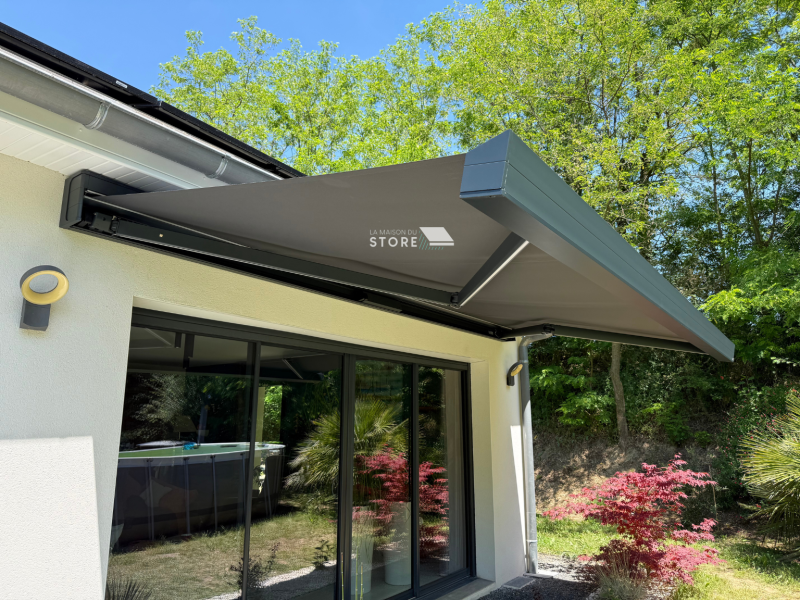 Installation d’un store banne coffre Qubica Plumb KE France avec bras LED et motorisation Somfy IO à Arthémonay dans la Drôme