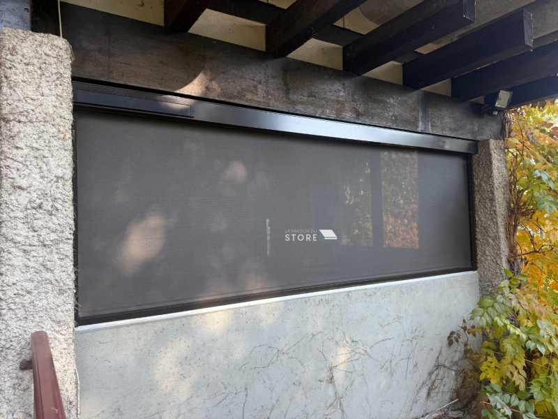 Conception d'un store screen zip motorisation solaire, coulisses zip et caisson 100 mm avec toile Mermet à Saint-Péray 07130 proche de Valence 26000