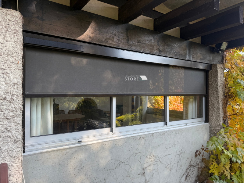 Installation d'un store screen zip motorisation solaire, coulisses zip et caisson 100 mm avec toile Mermet à Saint-Péray 07130 proche de Valence 26000