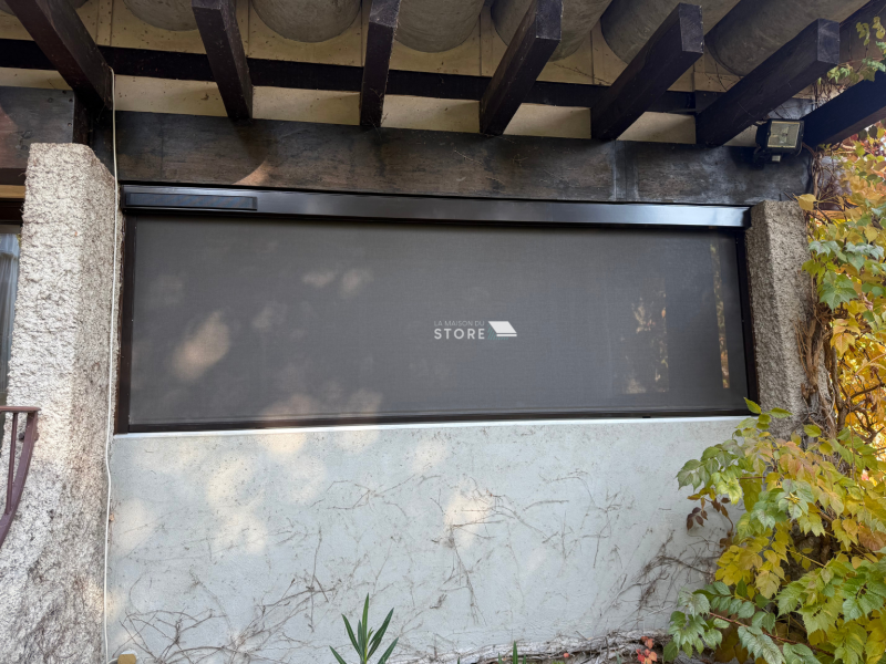 Pose d'un store screen zip  motorisation solaire, coulisses zip et caisson 100 mm avec toile Mermet à Saint-Péray 07130 proche de Valence 26000